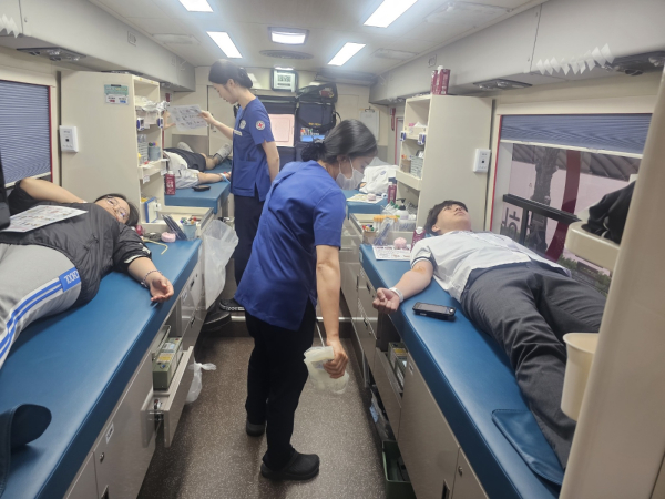 소담고 학생들이 헌혈 행사에 참여하고 있다.