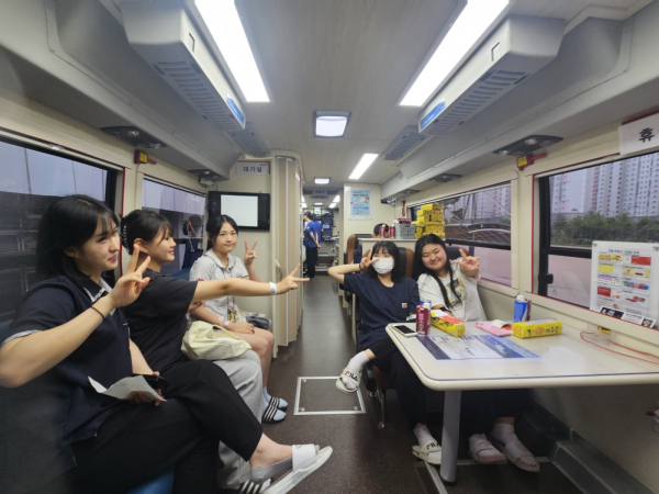 소담고 학생들이 헌혈 행사에 참여하고 있다.