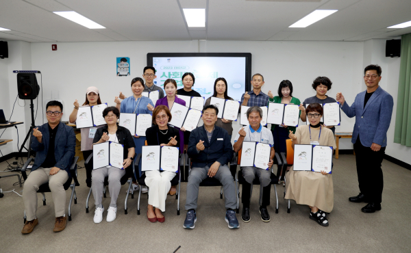 지난 12일 군 교육문화센터에서 열린 사회적경제 기업가 양성과정 수료식 모습.