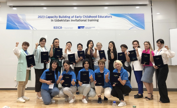 우즈베키스탄 유아교육 활성화를 위한 교육 관계자 초청 연수 참가자들이 수료식을 마치고 기념촬영을 하고 있다.
