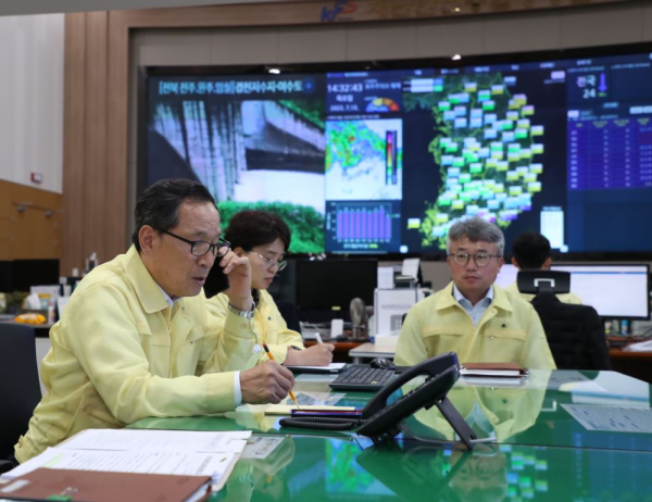 이병호 한국농어촌공사 사장이 13일 재난안전종합상황실을 찾아 본부별 현장 상황을 보고 받고 있다.
