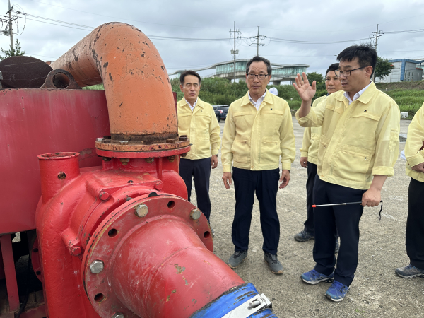 ​이병호 한국농어촌공사 사장이 13일 나주 신흥배수장을 찾아 현장을 점검하고 있다.​