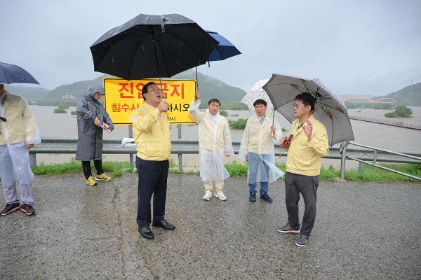 최민호 시장, 삼성천 등 찾아 철저한 피해예방 현장점검 모습