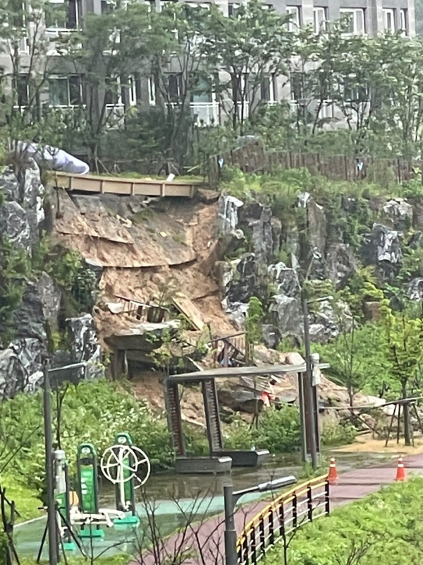 계룡 아파트 옹벽이 무너진 모습 / 독자 제공