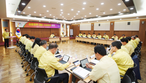 이완섭 서산시장이 14일 시청 중회의실에서 열린 집중 호우 긴급 점검 회의를 주재하는 모습