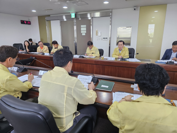 김지철 교육감이 16일 오후 교육청 상황실에서 집중호우 비상 대책회의를 주재하고 있다