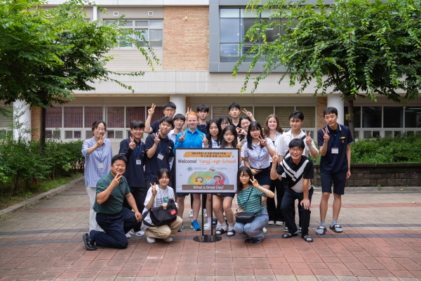 해외 학생들이 세종의 학교를 방문해 기념촬영을 하고 있다.