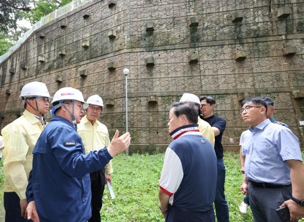 옹벽 균열이 우려되는 대덕구 소재 아파트를 찾은 이장우 시장.<br>