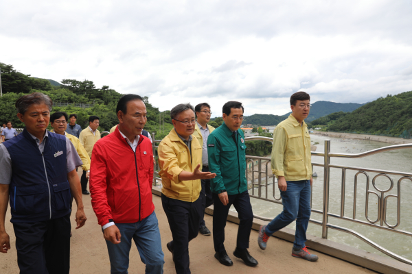 국민의힘 박덕흠 의원과 이창양 산자부 장관이 괴산댐을 찾아 댐 안전성 등을 점검하고 있다.