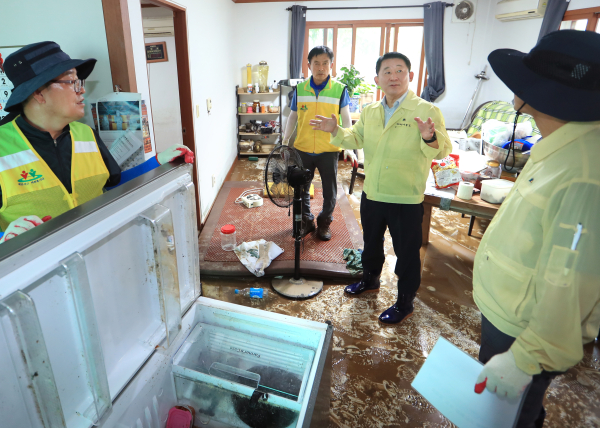 서철모 서구청장은 17일 오후 정림동 수해지역을 방문해 현장을 점검하고 있다.