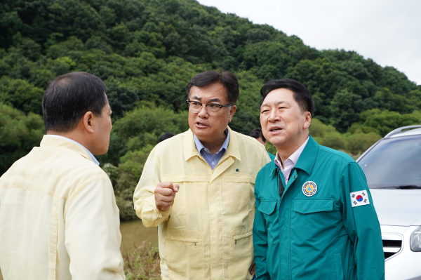 정진석 의원은 17일 김기현 대표와 피해 현장을 직접 돌았다.