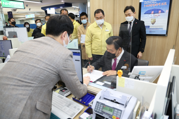 지난 1월 2일 자매도시에 고향사랑기부금을 전달한 가세로 군수