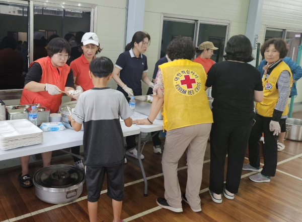 적십자봉사회 청양지구협의회의 호우피해 이재민 구호 봉사활동 모습