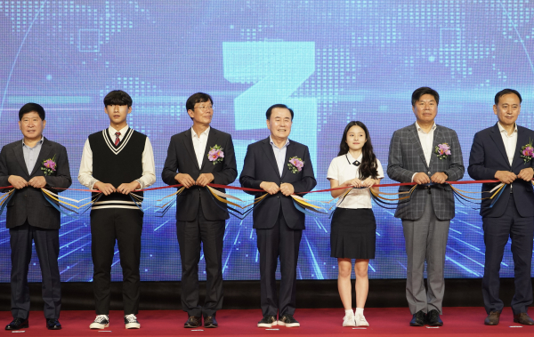 18일 천안 유관순체육관에서 열린 충남 직업계고 취업박람회에서 김지철 교육감이 개막행사에 참석하고 있다