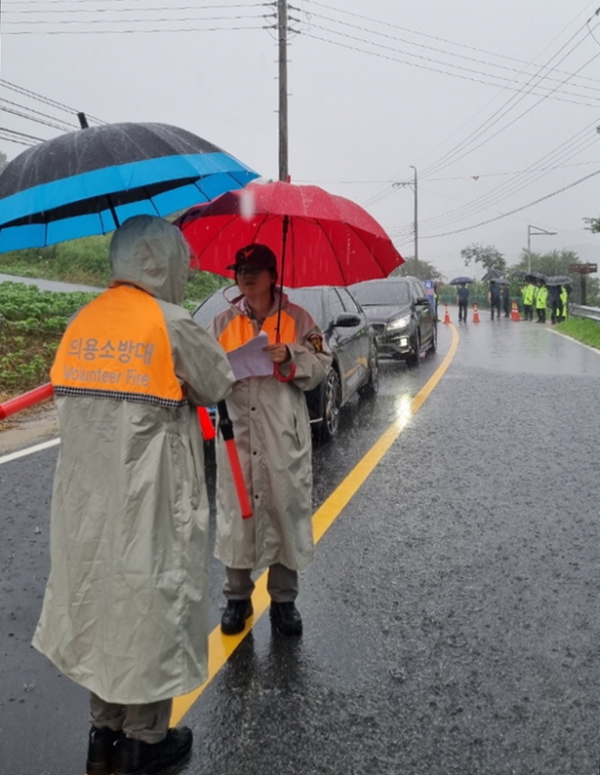지난 14일부터 장기간 지속된 폭우로 피해를 본 수해 현장에서 의용소방대원들이 복구 활동 모습
