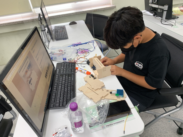 지난해 운영한 ‘제4회 청소년 IT캠프’ 모습