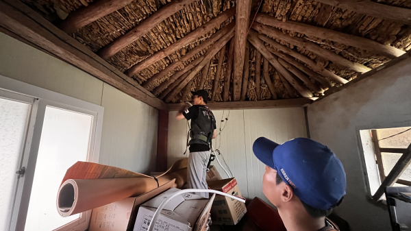 전기공사 봉사를 하고 있는 기술봉사단/한기대 제공