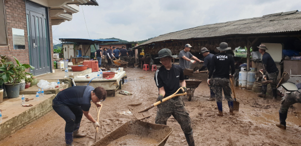 집중호우 피해복구에 인력 장비 총동원-군 장병, 공무원 복구작업