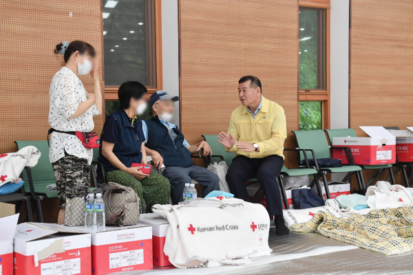 최원철 시장, 이재민 격려 모습 (공주대학교 옥룡캠퍼스)