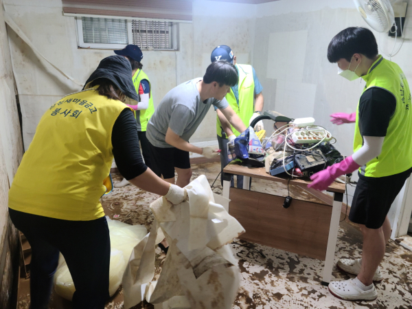 수해복구 자원봉사자 모습