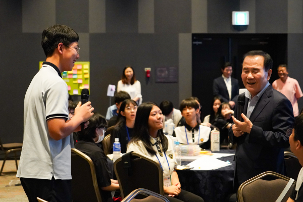 18일 예산에서 열린 학생 원탁토론회에서 김지철 교육감이 한 학생과 충남 교육정책 관련 교육감과의 대화시간을 갖고 있다