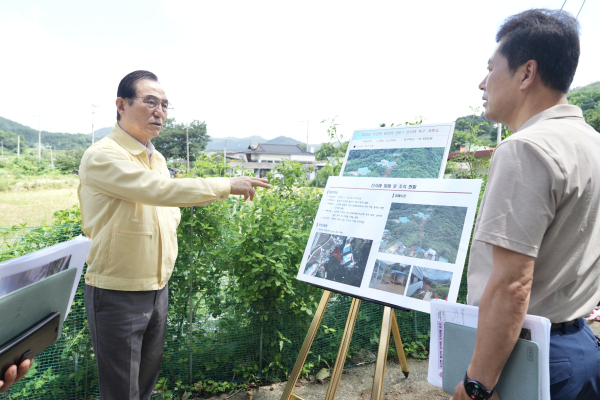 산사태 발생 지역에 방문한 박상돈 천안시장/천안시 제공