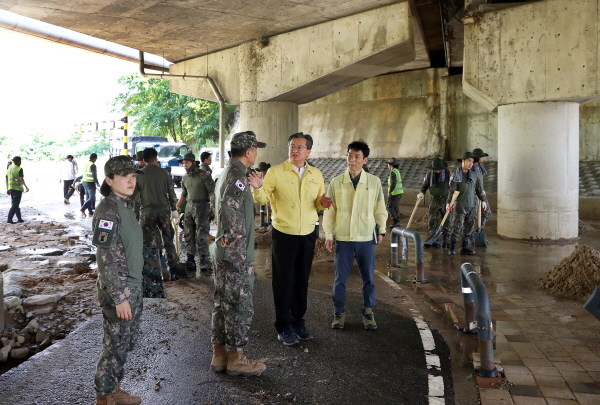 정용래 유성구청장이 19일 軍 장병들과 함께 반석천 점검 모습