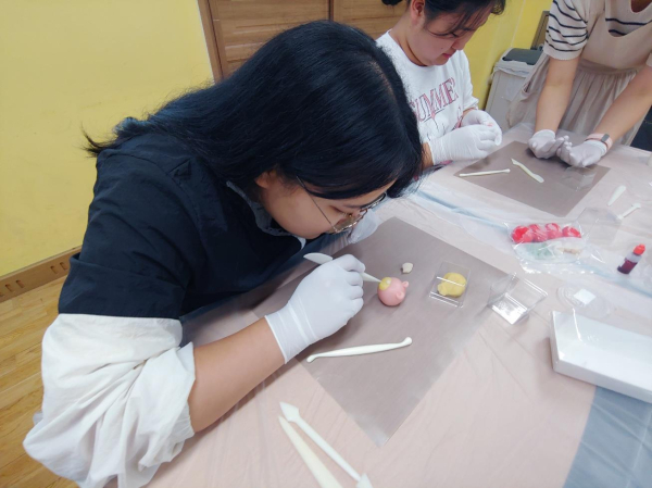 담고 학생들이 일본 화과자를 만들고 있다.