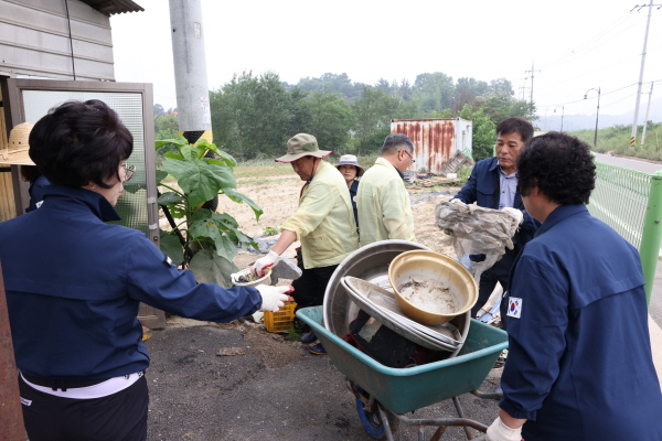 부여군의회 수해 지역 피해복구 모습