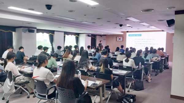 대전서구청에서 인턴으로 근무하는 지역청년들이 전문 강사의 자기소개서 작성법 특강을 듣고 있다.