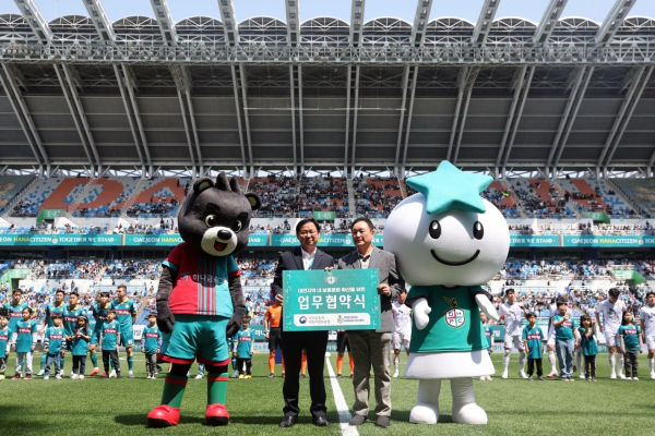 6･25전쟁 정전협정 70주년을 맞아 그라운드에서 제복 수여식 진행