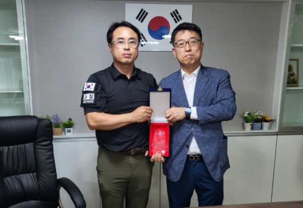 감사패를 받은 이종담 부의장(오른쪽)/이종담 부의장 제공