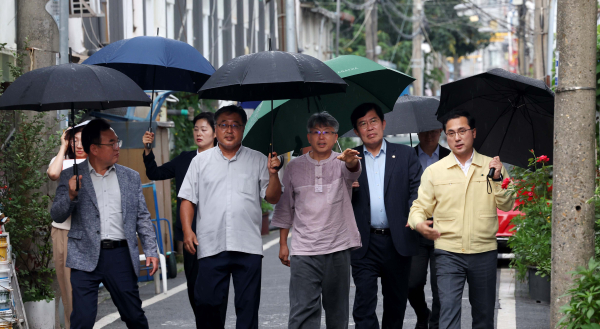 박희조 대전 동구청장, 폭우·폭염 대비 쪽방주민 현장 방문 모습