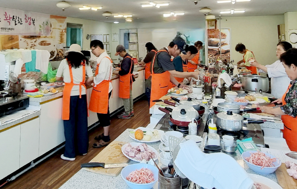 지난 19일 관내 한 요리학원에서 진행된 ‘소확행’ 요리 교실 프로그램 모습.