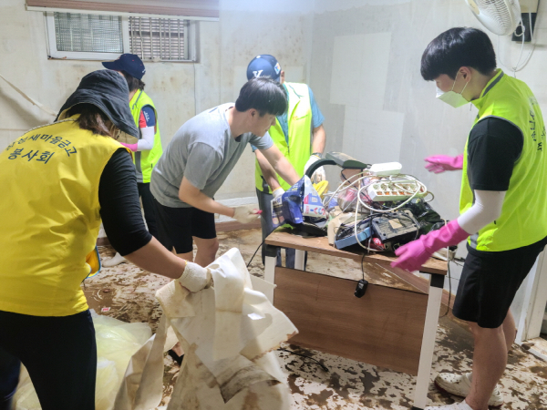 집중호우 피해 복구 사진 - 자원봉사 참여 모습