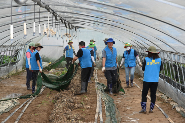 금강산악회 수해복구 자원봉사 모습