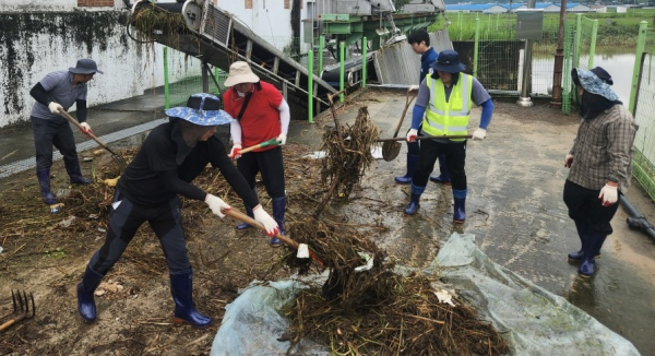 호우로 떠밀려온 수초 및 쓰레기 제거 작업 사진