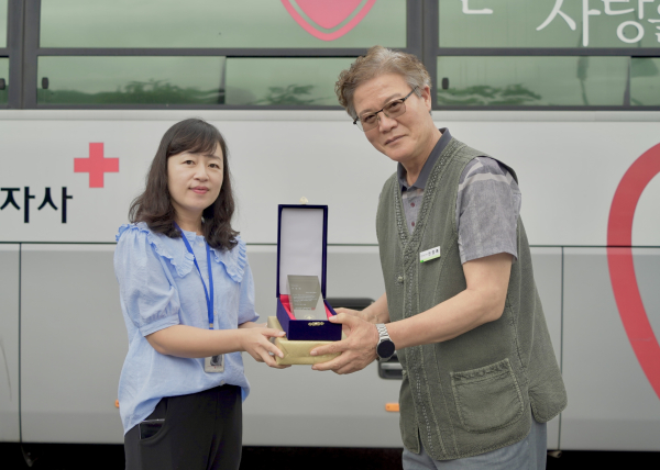 권영록 국립산림치유원장이 24일 경북 영주시 봉현면 테라피로 산림치유원 안내센터 앞에서 대한적십자사로부터 표창패를 받았다.