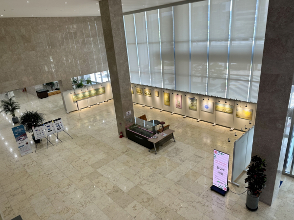 예산군청 1층 전시관 전경