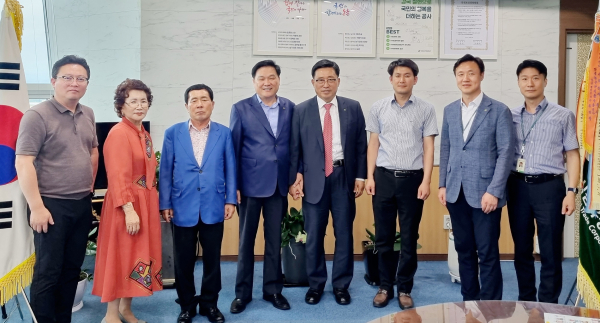 간담회 사진  * 김춘진 한국농수산식품유통공사 사장(우측4번째), 한승준 전남 곡성 석곡농협 조합장(좌측4번째)