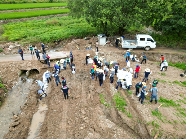 수해지역 봉사활동 모습