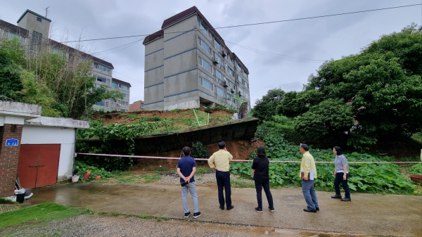 무너진 옹벽 긴급 점검