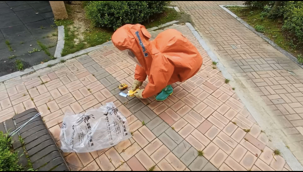 지난 22일 계룡시 금암동에서 미확인 우편물 신고를 받고 안전조치하고 있는 모습입니다.