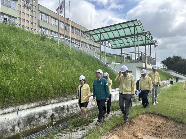 장상윤 교육부 차관과 김일수 부교육감이 26일 공주교동초등학교를 방문해 경사면 주변 복구상황을 점검하고 있다