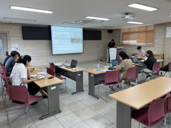 25일 보령시 소재 충남교육청해양수련원에서 그린스마트 미래학교 사전기획에 대해 외부전문가들이 자문을 하고 있다