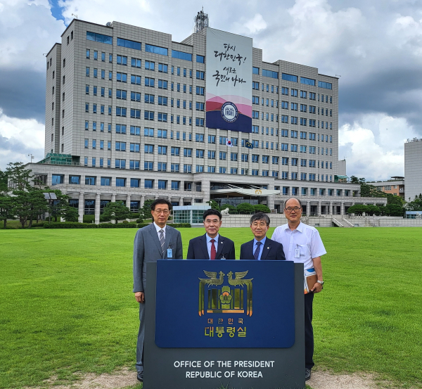 왼쪽부터 전북대 안득수 교수, 이응우 시장, 신현무 전략기획감사실장, 한상윤 농림과장