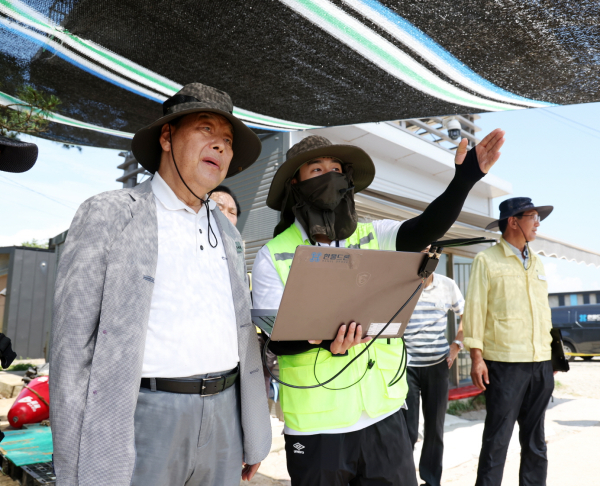 가세로 군수 해수욕장 점검 (몽산포에서 드론을 활용한 구조장비를 점검 중인 모습)