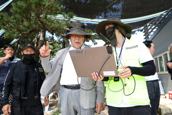 가세로 군수 해수욕장 점검 (몽산포에서 드론을 활용한 구조장비를 점검 중인 모습)