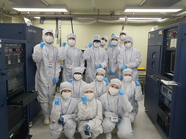 한밭대학교 ‘반도체 8대 공정 이해 및 실무교육’ 과정에 참여한 학생들이 실습 후 전체 기념촬영