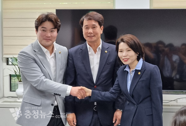 왼쪽부터 대전시의회 국민의힘 김선광 원내대표, 이상래 의장, 더불어민주당 이금선 원내대표